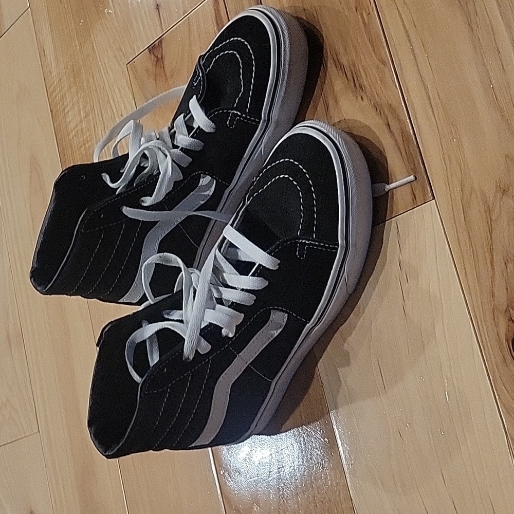 High top Van's. 6.5 in Womens.Van's. MENS 5.0